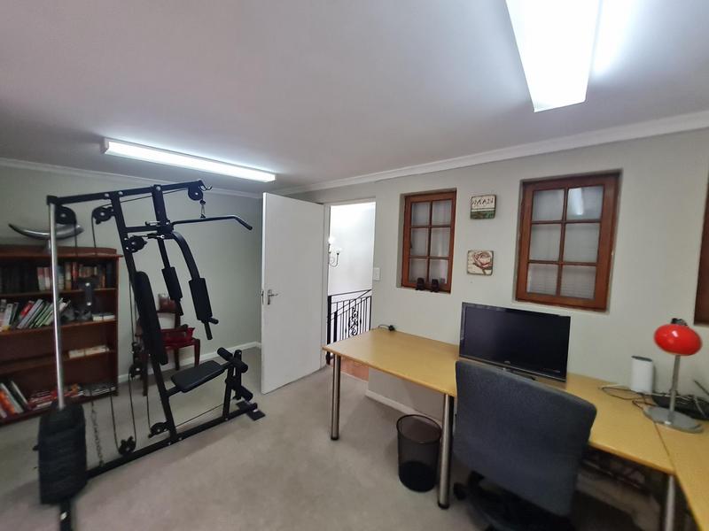 To Let 4 Bedroom Property for Rent in Rome Glen Western Cape
